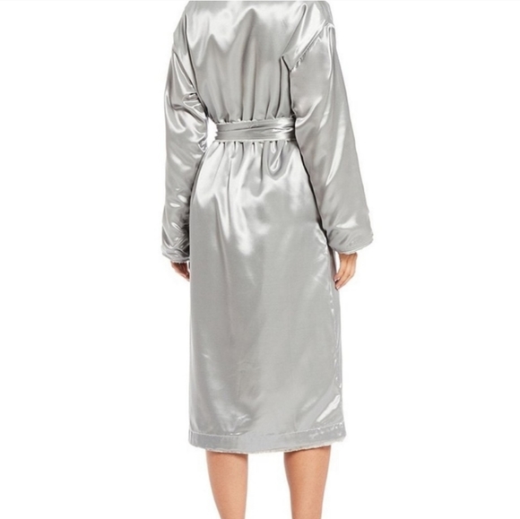 Giraffe at home Luxe Satin Snow Leopard Robe - Picture 4 of 5